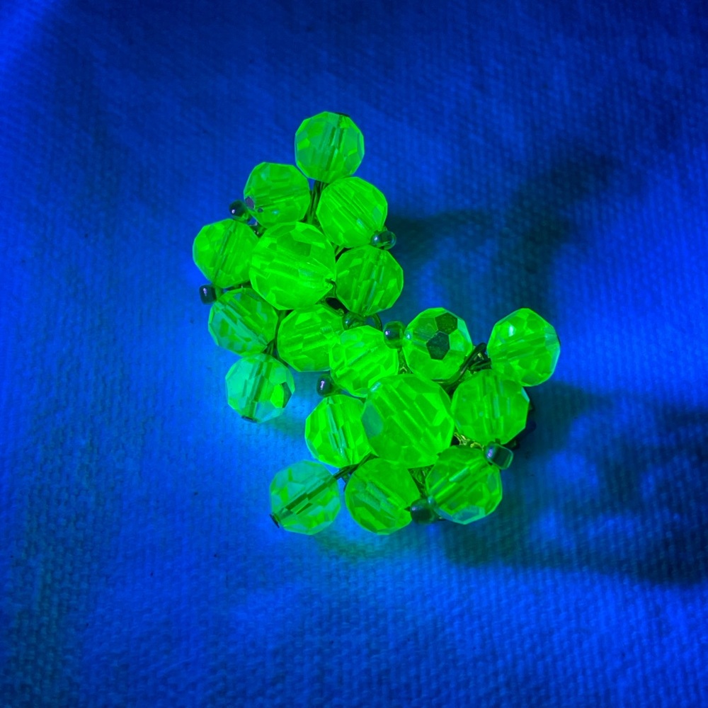 Vintage Uranium Green 💚Glass Earrings ClipOn- They GLOW